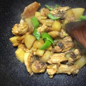 焖至水分快干的时候，开盖加入青椒大火收汁。