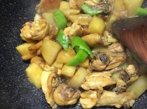 焖至水分快干的时候，开盖加入青椒大火收汁。