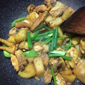 出锅前下入葱段。