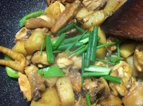 出锅前下入葱段。