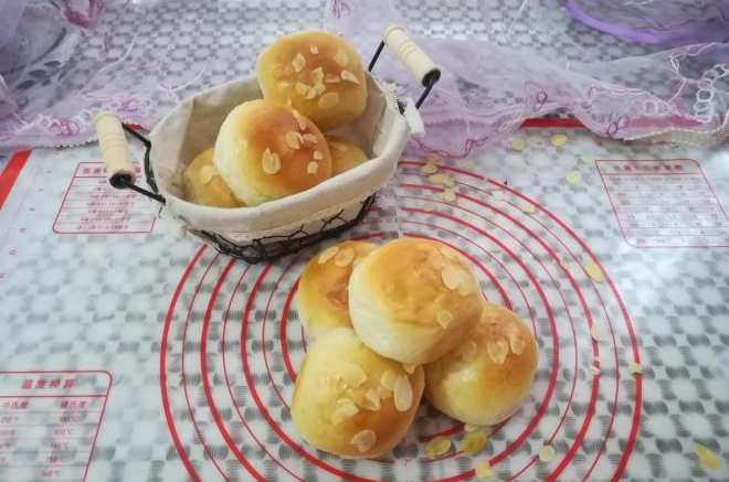 杏仁片小餐包