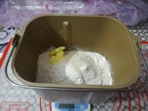 主配方中所有材料按照先液体再粉末的顺序放入面包机和面28分钟