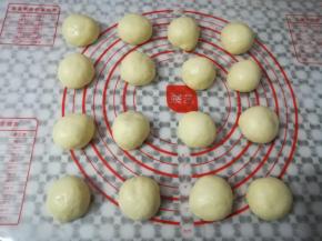 面团取出平均分成16份，排气滚圆，盖上保鲜膜松弛10分钟