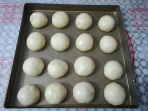 面团再次滚圆，放入烤盘里