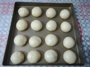 面团再次滚圆，放入烤盘里