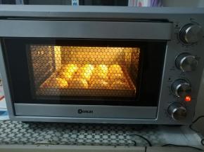 烤盘放入烤箱里发酵30分钟