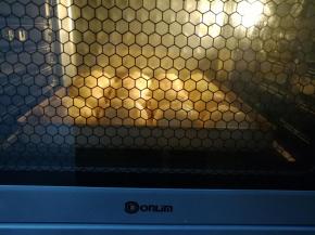 烤盘放入烤箱底层，上火130度，下火170度烤20分钟