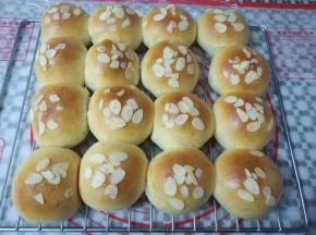 面包烤出后取出脱模放凉
