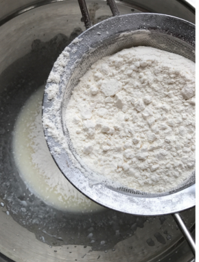 鸡蛋的蛋黄蛋清分开，蛋清盆子无水无油，牛奶和油和香草精混合搅拌均匀，筛入面粉，搅拌均匀