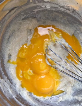 加入蛋黄搅匀