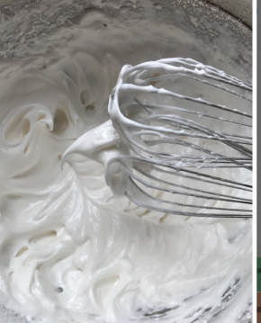 蛋白分次加糖60克打至湿性发泡，提起蛋头，有个弯钩轻甩就掉。