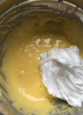 取三分之一蛋白加入蛋黄，切拌均匀