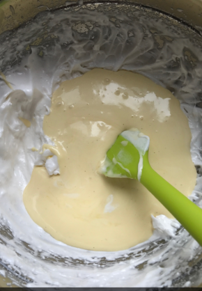 再倒回蛋白盆中，切拌搅匀，烤箱预热170度