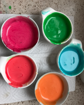 准备小碗，每个碗15克面糊，加少许色粉搅匀，装入裱花袋，裱花袋剪个特别细小的口。