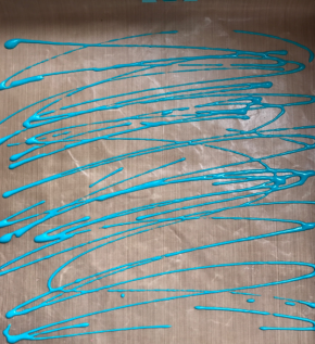 随意画线，画完第一个颜色，送烤箱烤30秒，取出