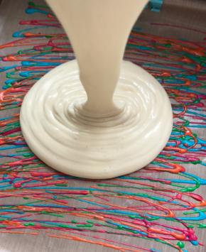 然后放入面糊，轻震出气泡，170度，16分钟。