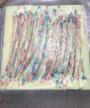 表面铺油纸，翻过来