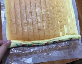 起始端切掉一公分，趁温热用手压两公分宽的边，弹性很好，非常好压