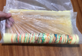 拉动油纸卷起来，非常好卷哦