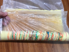 拉动油纸卷起来，非常好卷哦