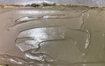 冷藏奶油，加巧克力酱打好，把蛋糕卷打开，涂抹奶油，尾端少涂。然后卷起来，非常好卷哦，冰箱冷藏三个小时以上