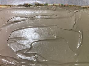 冷藏奶油，加巧克力酱打好，把蛋糕卷打开，涂抹奶油，尾端少涂。然后卷起来，非常好卷哦，冰箱冷藏三个小时以上