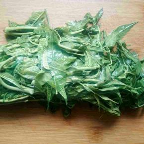 香椿进热水焯烫去掉大部分亚硝酸盐，香椿由红变绿色