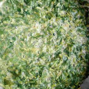 香椿切碎打入鸡蛋，并加入少许盐一起搅拌均匀