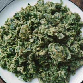 炒锅热油后倒入锅中，快速翻炒到蛋液凝固，就可关火出锅，不可炒老