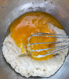 牛奶和油搅拌均匀，分次筛入面粉，搅拌均匀，然后放入蛋黄，搅拌均匀