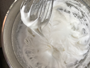 糖分三次加入蛋白打至湿性发泡，提起打蛋头大弯钩，轻轻一甩，弯钩就掉了