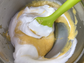 取三分之一蛋白加入蛋黄糊，翻拌均匀