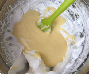 再倒回蛋白中，翻拌均匀