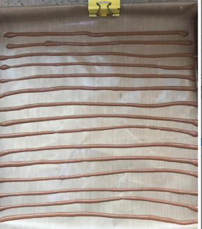 裱花袋前端剪个口，烤盘铺油纸，在烤盘上挤出线条，烤箱提前预热170度，烤2分钟后取出。