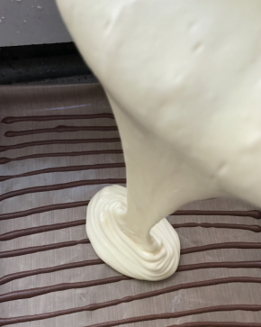 把面糊倒入烤盘中，送入烤箱，170度，16分钟左右。