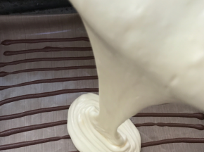把面糊倒入烤盘中，送入烤箱，170度，16分钟左右。