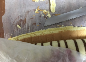 尾端切个斜面，一会儿接口朝下时候比较平整，好放