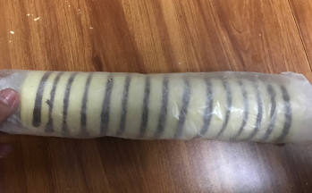 这样为了一会儿好卷，而提前定型，打发鲜奶油，提前冷藏奶油，加入巧克力酱打发，或者直接加糖粉20克左右。