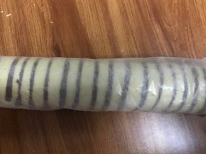 这样为了一会儿好卷，而提前定型，打发鲜奶油，提前冷藏奶油，加入巧克力酱打发，或者直接加糖粉20克左右。
