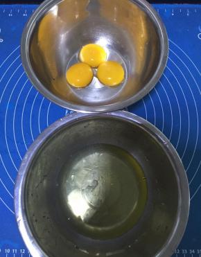 1.	蛋白和蛋黄分离，确保蛋白盆中无水无油无蛋黄，将分离好的蛋白液放入冰箱冷冻5分钟。