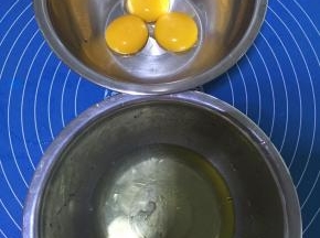 1.	蛋白和蛋黄分离，确保蛋白盆中无水无油无蛋黄，将分离好的蛋白液放入冰箱冷冻5分钟。