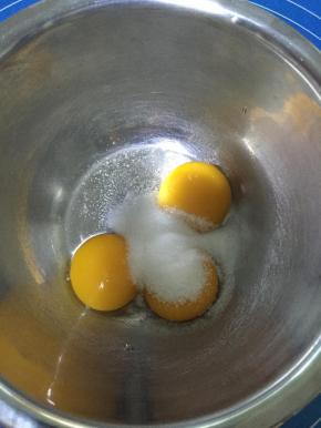蛋黄加入细砂糖，用手动打蛋器搅拌均匀。