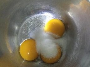蛋黄加入细砂糖，用手动打蛋器搅拌均匀。
