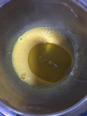 加入玉米油搅拌均匀。