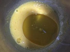 加入玉米油搅拌均匀。