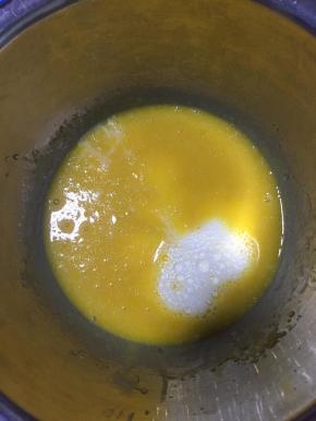 加入牛奶并搅拌均匀。