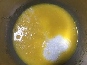 加入牛奶并搅拌均匀。