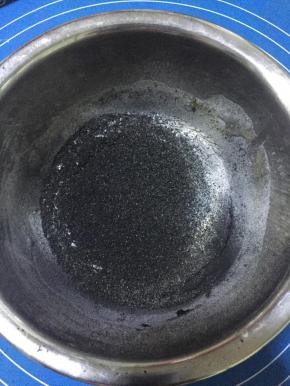 将低粉、食用竹炭粉、黑芝麻粉混合过筛。
