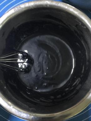 搅拌成无干粉的面糊。
