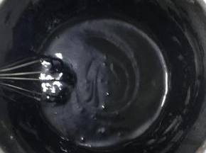 搅拌成无干粉的面糊。